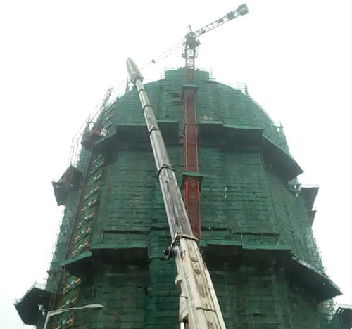 黎川吊车在工地上作业